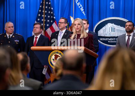 Generalstaatsanwalt Pam Bondi spricht während einer Pressekonferenz mit Vertretern des FBI, des Außenministeriums, des Finanzministeriums und der internationalen Strafverfolgungsbehörden über Maßnahmen gegen eine internationale kriminelle Organisation im Hauptquartier des Justizministeriums in Washington, DC am Mittwoch, den 19. November 2025. Bondi kündigte Sanktionen gegen den ehemaligen Olympischen Snowboarder Ryan Wedding an, der jetzt einer der 10 meistgesuchten Flüchtlinge des FBI ist, die beschuldigt werden, ein transnationales Kokain-Netzwerk zu führen, das mit dem Sinaloa-Kartell verbunden ist. Foto: Bonnie Cash/UPI Stockfoto