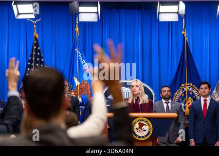 Der Generalstaatsanwalt Pam Bondi beantwortet Fragen während einer Pressekonferenz mit Vertretern des FBI, des Außenministeriums, des Finanzministeriums und der internationalen Strafverfolgungsbehörden zu Maßnahmen gegen eine internationale kriminelle Organisation im Hauptquartier des Justizministeriums in Washington, DC am Mittwoch, den 19. November 2025. Bondi kündigte Sanktionen gegen den ehemaligen Olympischen Snowboarder Ryan Wedding an, der jetzt einer der 10 meistgesuchten Flüchtlinge des FBI ist, die beschuldigt werden, ein transnationales Kokain-Netzwerk zu führen, das mit dem Sinaloa-Kartell verbunden ist. Foto: Bonnie Cash/UPI Stockfoto