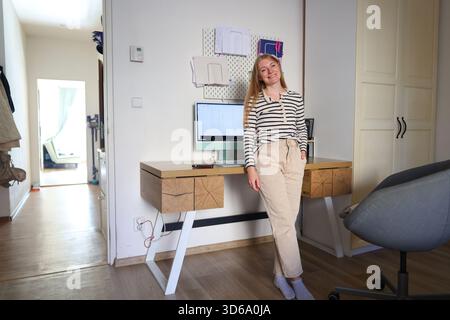 Porträt einer Frau in lässigem Outfit, Arbeitsplatz zu Hause und kreativem Geschäftsthema Stockfoto