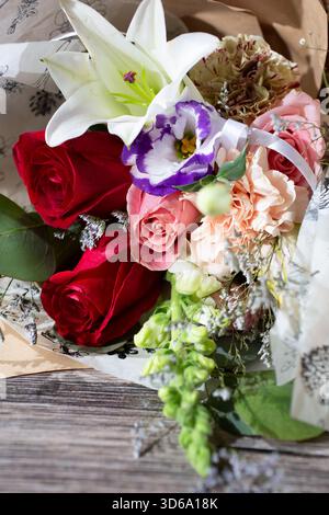 Blick auf einen wunderschönen Blumenstrauß mit Rose, Lilie, Nelke und Lisianthus. Stockfoto