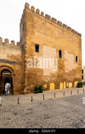 Alcázar des Tors von Sevilla oder Lower Alcázar ist ein alter Zugang zur Mauer von Carmona, Provinz Sevilla, Andalusien, Spanien. Die ersten Datensätze von for Stockfoto