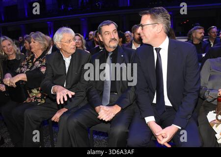 Dr. Katja Wildermuth Bayerischer Rundfunk Intendantin Christine Gerhard Polt Kabarettist Ehrenpreistraeger des Ministerpraesidenten Dr Markus Soeder Ministerpraesident Markus Blume Wissenschaft Kunstminister Muenchen 18.11.2025 Bergson Kunstkraftwerk Muenchen -Bayerisches Staatsministerium für Wissenschaft und Kunst-Bayerischer Kunstpreis Verleihung- Foto Muenchen *** Dr. Katja Wildermuth Bayerischer Rundfunk 2025 Stockfoto