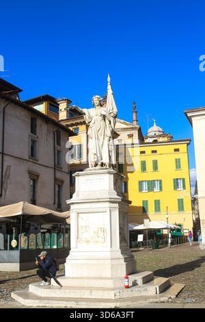 Brescia, Italien. November 2025. Brescia (Italien), 11/18/2025 - Piazza della Loggia/Brescia - Piazza della Loggia, auch bekannt als Piazza Grande oder Piazza Vecchia[1] (Piasa dela lÃƒÂ²gia ÃƒÂ¨cia im Dialekt von Brescia,[2][3] ist einer der Hauptplätze in Brescia, ein symbolischer Ort der Brescia Renaissance und venezianischen Herrschaft in Brescia. es hat eine rechteckige Form und ist entlang seines Umkreises von einer Reihe historischer Gebäude von künstlerischem Interesse umgeben. Auf der Westseite sehen Sie den Palazzo aus dem 16. Jahrhundert Stockfoto