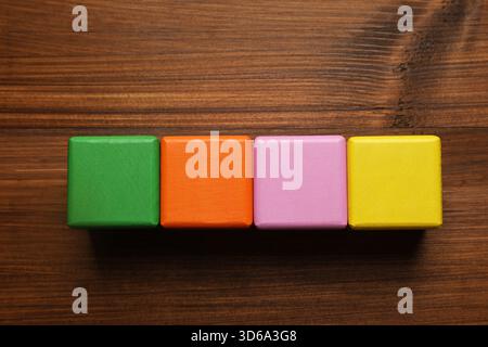 Bunte Würfel mit Wort Quiz auf Holztisch, flach liegend Stockfoto