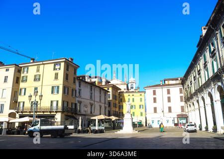 Brescia, Italien. November 2025. Brescia (Italien), 11/18/2025 - Piazza della Loggia/Brescia - Piazza della Loggia, auch bekannt als Piazza Grande oder Piazza Vecchia[1] (Piasa dela lÃƒÂ²gia ÃƒÂ¨cia im Dialekt von Brescia,[2][3] ist einer der Hauptplätze in Brescia, ein symbolischer Ort der Brescia Renaissance und venezianischen Herrschaft in Brescia. es hat eine rechteckige Form und ist entlang seines Umkreises von einer Reihe historischer Gebäude von künstlerischem Interesse umgeben. Auf der Westseite sehen Sie den Palazzo aus dem 16. Jahrhundert Stockfoto