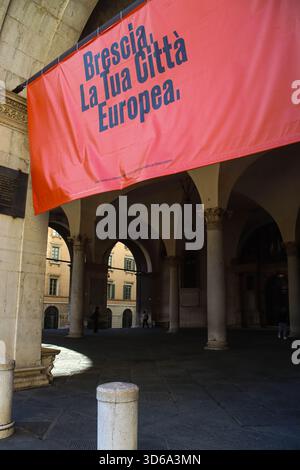 Brescia, Italien. November 2025. Brescia (Italien), 11/18/2025 - Piazza della Loggia/Brescia - Piazza della Loggia, auch bekannt als Piazza Grande oder Piazza Vecchia[1] (Piasa dela lÃƒÂ²gia ÃƒÂ¨cia im Dialekt von Brescia,[2][3] ist einer der Hauptplätze in Brescia, ein symbolischer Ort der Brescia Renaissance und venezianischen Herrschaft in Brescia. es hat eine rechteckige Form und ist entlang seines Umkreises von einer Reihe historischer Gebäude von künstlerischem Interesse umgeben. Auf der Westseite sehen Sie den Palazzo aus dem 16. Jahrhundert Stockfoto