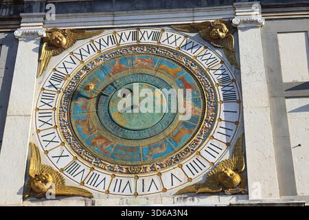 Brescia, Italien. November 2025. Brescia (Italien), 11/18/2025 - Piazza della Loggia/Brescia - Piazza della Loggia, auch bekannt als Piazza Grande oder Piazza Vecchia[1] (Piasa dela lÃƒÂ²gia ÃƒÂ¨cia im Dialekt von Brescia,[2][3] ist einer der Hauptplätze in Brescia, ein symbolischer Ort der Brescia Renaissance und venezianischen Herrschaft in Brescia. es hat eine rechteckige Form und ist entlang seines Umkreises von einer Reihe historischer Gebäude von künstlerischem Interesse umgeben. Auf der Westseite sehen Sie den Palazzo aus dem 16. Jahrhundert Stockfoto