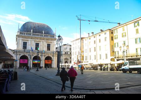 Brescia, Italien. November 2025. Brescia (Italien), 11/18/2025 - Piazza della Loggia/Brescia - Piazza della Loggia, auch bekannt als Piazza Grande oder Piazza Vecchia[1] (Piasa dela lÃƒÂ²gia ÃƒÂ¨cia im Dialekt von Brescia,[2][3] ist einer der Hauptplätze in Brescia, ein symbolischer Ort der Brescia Renaissance und venezianischen Herrschaft in Brescia. es hat eine rechteckige Form und ist entlang seines Umkreises von einer Reihe historischer Gebäude von künstlerischem Interesse umgeben. Auf der Westseite sehen Sie den Palazzo aus dem 16. Jahrhundert Stockfoto
