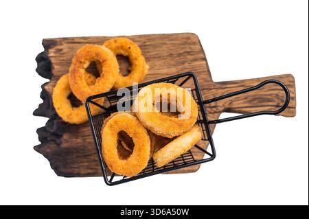 Frittierte knusprige Zwiebelringe, köstlicher Snack isoliert auf weißem Hintergrund. Draufsicht. Stockfoto