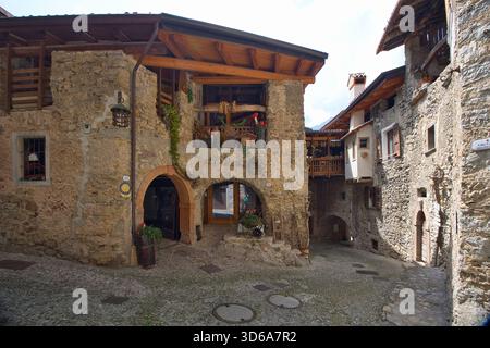Italien, Trentino, Canale di Tenno - 2. Juli 2025: Eines der schönsten Dörfer Italiens. Stockfoto