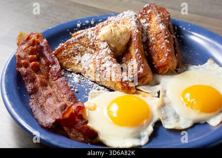 Blick auf einen Frühstücksteller mit französischem Toast. Stockfoto