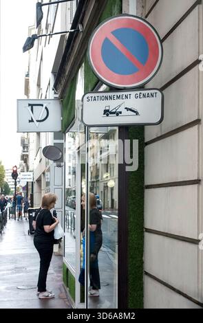 Stationnament Genant Straßenschild auf der Straße in Paris, Frankreich Stockfoto
