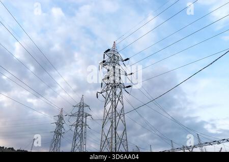 Stromübertragungsturm mit mehreren Hochspannungskabeln Stockfoto