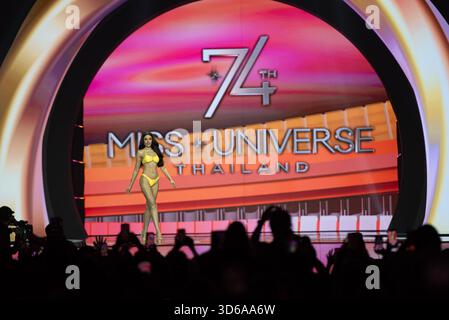 Praveenar Singh, aus Miss Universe, Thailand. , . Im IMPACT Exhibition and Convention Center am 19. November 2025 in Bangkok, Thailand. (Foto: Teera Noisakran/SIPA USA) Credit: SIPA USA/Alamy Live News Stockfoto