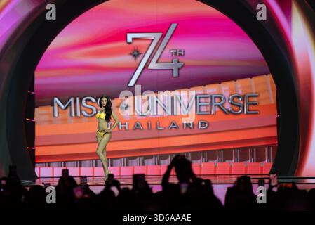 Praveenar Singh, aus Miss Universe, Thailand. , . Im IMPACT Exhibition and Convention Center am 19. November 2025 in Bangkok, Thailand. (Foto: Teera Noisakran/SIPA USA) Credit: SIPA USA/Alamy Live News Stockfoto