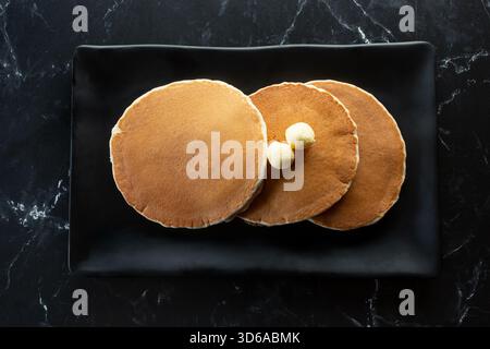 Eine Draufsicht auf einen Teller Pfannkuchen. Stockfoto