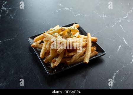 Blick auf einen Teller Knoblauch-Parmesan-Pommes. Stockfoto
