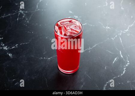 Blick auf ein Erdbeergetränk Arnold Palmer. Stockfoto