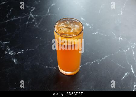 Blick auf ein Arnold Palmer Getränk. Stockfoto