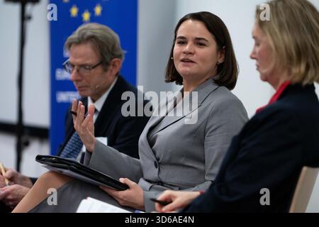 London, England, Großbritannien. November 2025. Die Oppositionsführerin SVIATLANA TSIKHANOUSKAYA spricht während einer Diskussion über die Zukunft Weißrusslands in einem friedlichen Europa in der EU-Delegation im Vereinigten Königreich am 19. November 2025 in London. (Kreditbild: © Thomas Krych/ZUMA Press Wire) NUR REDAKTIONELLE VERWENDUNG! Nicht für kommerzielle ZWECKE! Stockfoto