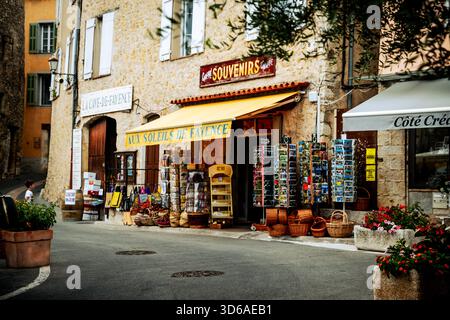 Souvenirladen und Café entlang einer lebhaften Dorfstraße in Callian, Frankreich. Stockfoto