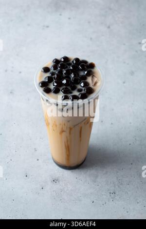 Blick auf ein braunes Zuckermilch-Teegetränk mit boba. Stockfoto