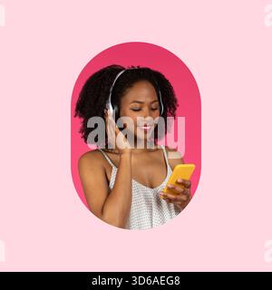 Junge Frau genießt Musik, während sie ihr Smartphone in einer lebendigen Umgebung nutzt Stockfoto