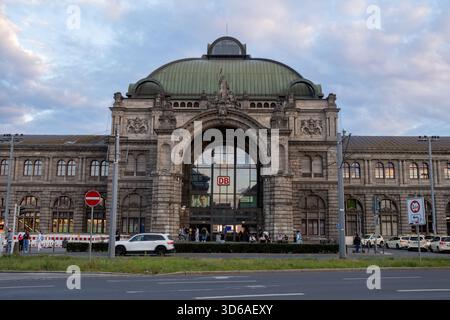Pulsierender Blick auf den Hauptbahnhof Nürnberg in Bayern, Deutschland, mit historischer Architektur und lebhaftem urbanen Leben Stockfoto