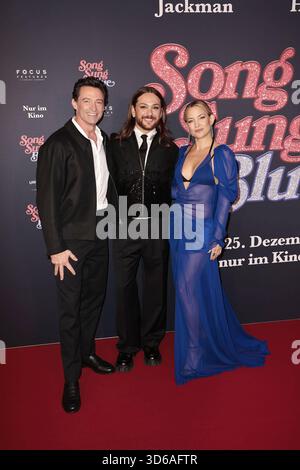Hugh Jackman, Riccardo Simonetti und Kate Hudson bei der Song Sung Blue Film Premiere am 19.11.2025 im Zoo Palast in Berlin Song Sung Blue Filmpremiere in Berlin mit Hugh Jackman & Kate Hudson *** Hugh Jackman, Riccardo Simonetti und Kate Hudson bei der Song Sung Blue Filmpremiere am 19 11 2025 im Zoo Palast in Berlin Song Sung Blue Filmpremiere in Berlin mit Hugh Jackman Kate Hudson Stockfoto