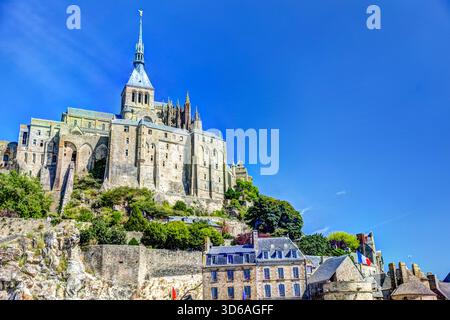 Mont-Saint-Michel erhebt sich in der Normandie, von der umliegenden Landschaft aus gesehen, mit der Abtei auf der felsigen Insel. Stockfoto