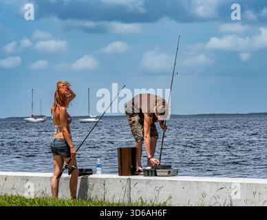 Ein paar Angeln von der Meeresmauer im Gilchrist Park, Punta Gorda, Florida Stockfoto