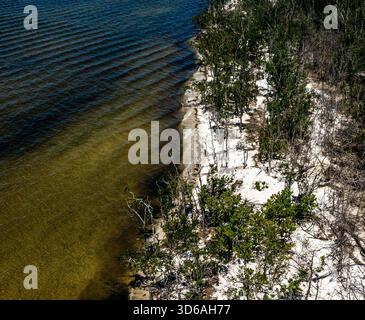 Drohnenansicht des Peace River in Punta Gorda, Florida nach Hurrikan Milton Stockfoto