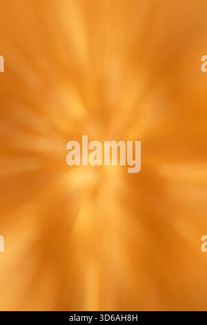 Sanftes orangefarbenes Licht mit warmem Leuchten schafft abstrakte Mitte und strahlendes Licht für Hintergrunddesign Stockfoto