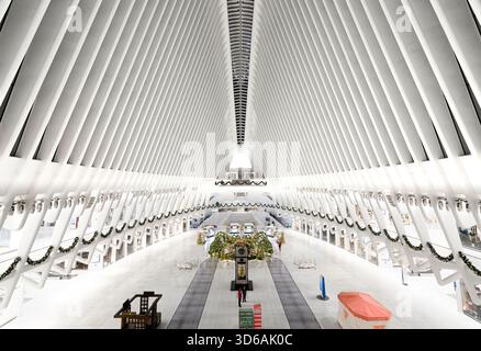 Das Oculus World Trade Center ist weihnachtlich dekoriert. Manhattan, New York, USA Stockfoto