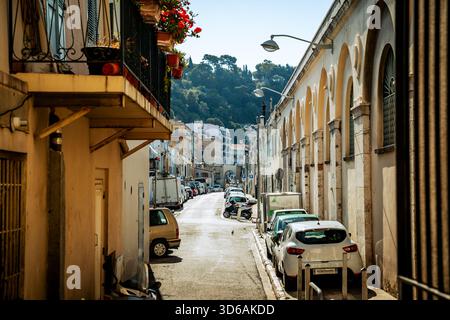 Farbenfrohe Gassen und historische Gebäude in der Altstadt von Nizza, Frankreich, mit Cafés, Geschäften und mediterraner Architektur. Stockfoto