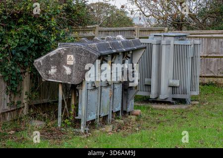 Transformatoren für kleine Umspannwerke in einer sicheren Verbindung. Transformatorstation des nationalen Stromnetzes. Stockfoto
