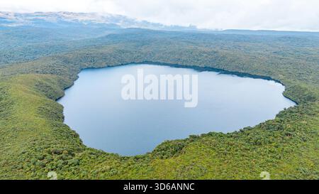 Atemberaubende Aussicht auf die Buey Lagoon, umgeben von üppigen grünen Wäldern in Purace, Cauca, Kolumbien, und die Schönheit der Natur. Stockfoto