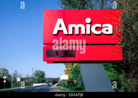 Wronki, Polen - Amica-Logo auf einem Pylon. Amica ist ein polnischer Hersteller von Haushaltsgeräten mit Sitz in Wronki. Stockfoto
