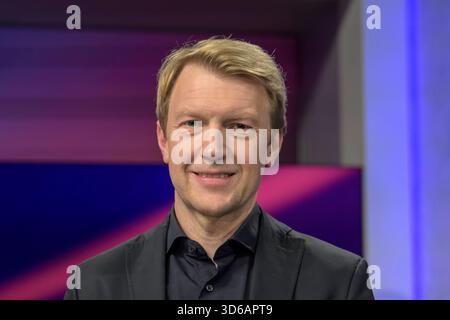 GER, Berlin, Studio, zu Gast bei - maischberger, Polittalk, TV, Format, mit Moderatorin - Sandra Maischberger, das erste, aus Adlershof - am Studio 20, im Bild v.l.: Markus Preiß ARD, 19.11.2025, Copyright: HMBxMedia/UwexKoch Stockfoto