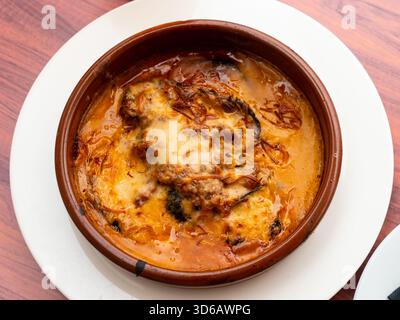 Frischer Moussaka mit Rindfleisch auf dem Tisch serviert Stockfoto