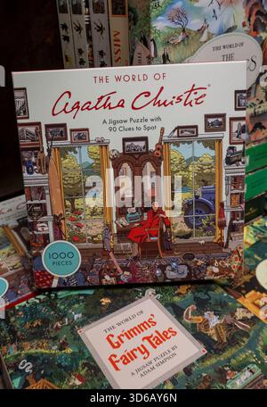 Barnes & Noble Booksellers auf der Fifth Avenue in New York City bietet eine große Auswahl an Büchern und Zeitschriften, USA 2025 Stockfoto