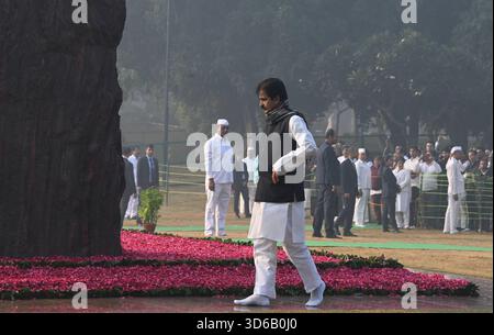 NEW DELHI, INDIEN - 19. NOVEMBER: AICC-Generalsekretär org. KC Venugopal zollte der ehemaligen Premierministerin Indira Gandhi am 19. November 2025 in Shakti Sthal in Neu-Delhi, Indien, Tribut. Foto von Sonu Mehta/Hindustan Times die ehemalige Premierministerin Indira Gandhi zu ihrem 108. Geburtstag in Delhi Stockfoto