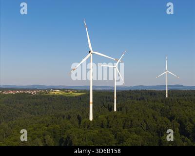 Drei Windräder über einem dichten Waldgebiet bei klarem Himmel, bei Schorndorf, Remstal, Baden-Württemberg Stockfoto