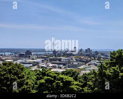 Panoramablick auf Auckland City mit dem Sky Tower und der umliegenden Skyline von einem erhöhten Aussichtspunkt an klaren Tagen. Stockfoto