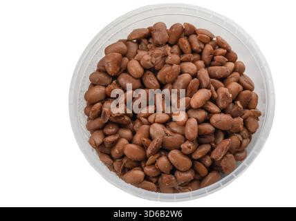 Gekochte rote Kidneybohnen in transparentem Kunststoffbehälter, professionell fotografiert auf weißem Hintergrund. Verzehrfertige gesunde Lebensmittelzutat. Stockfoto