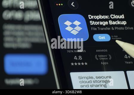 Dhaka, Bangladesch, 24. Oktober 2025: Ein iPad-Bildschirm, auf dem die Dropbox-App im App Store angezeigt wird Stockfoto
