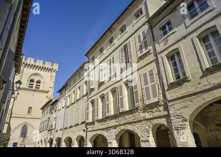 Alte Gebäude, Häuser in der Altstadt, in der Hinterkirche Eglise Collegiale Notre-Dame, Gemeinde Villeneuve-les-Avignon, Avignon, Frankreich Stockfoto