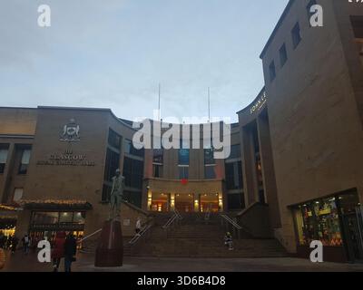 Glasgow Royal Concert Hall, Glasgow, Schottland. Leute laufen auf einer Einkaufsstraße, Buchanan Street. Auf der rechten Seite Einkaufszentrum - Buchanan Galleries Stockfoto