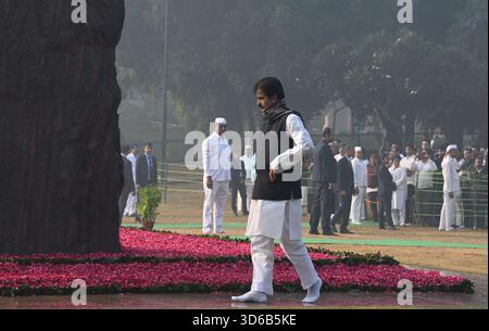 Neu-Delhi, Indien. November 2025. NEU-DELHI, INDIEN - 19. NOVEMBER: AICC-Generalsekretär (org.) KC Venugopal zollte der ehemaligen Premierministerin Indira Gandhi am 19. November 2025 in Shakti Sthal in Neu-Delhi, Indien, Tribut. (Foto: Sonu Mehta/Hindustan Times/SIPA USA) Credit: SIPA USA/Alamy Live News Stockfoto
