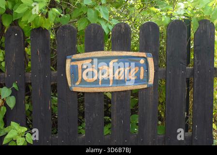 Töpferwaren – Sign on Wood Stockfoto